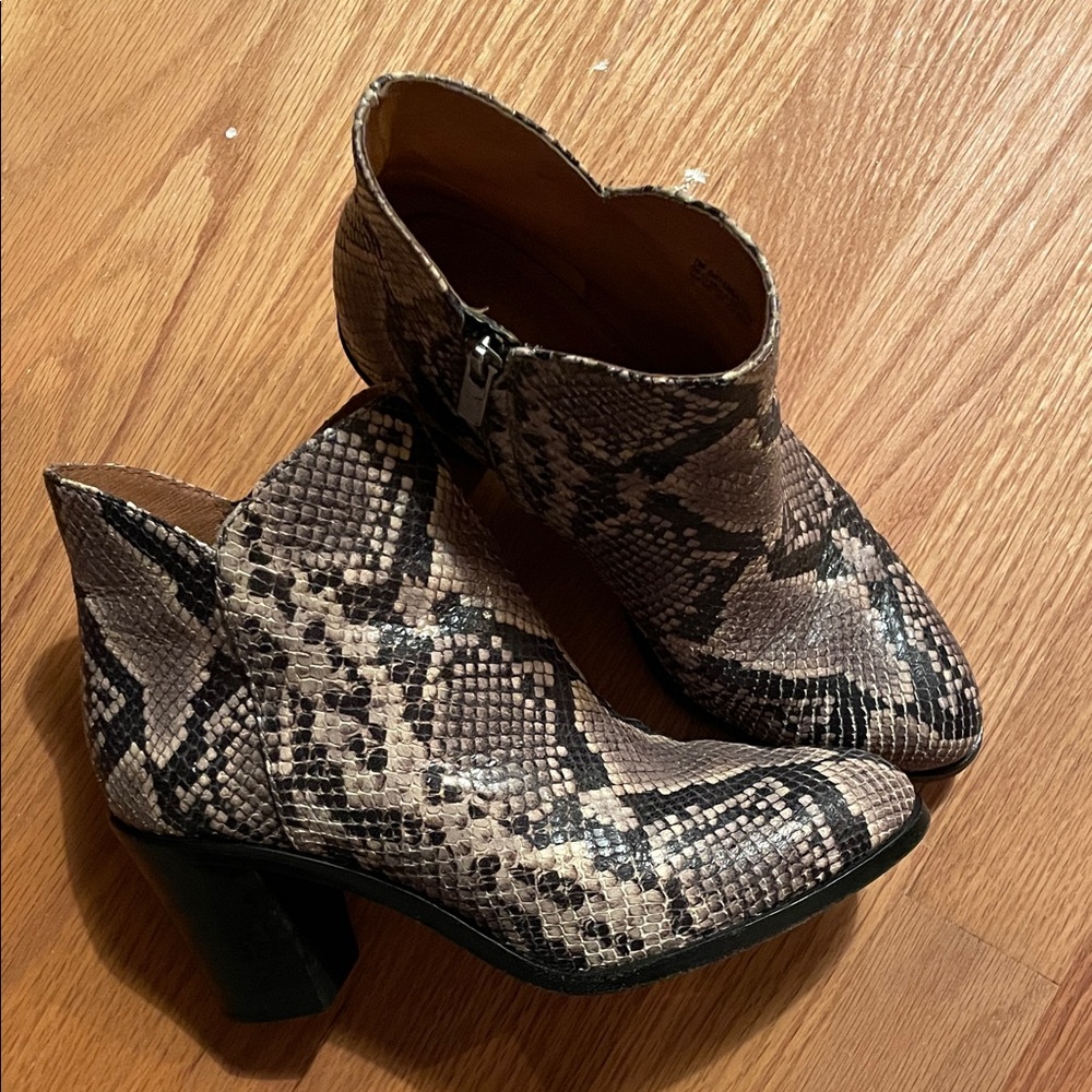 Frye Snakeskin Ankle Boots booties 7M
